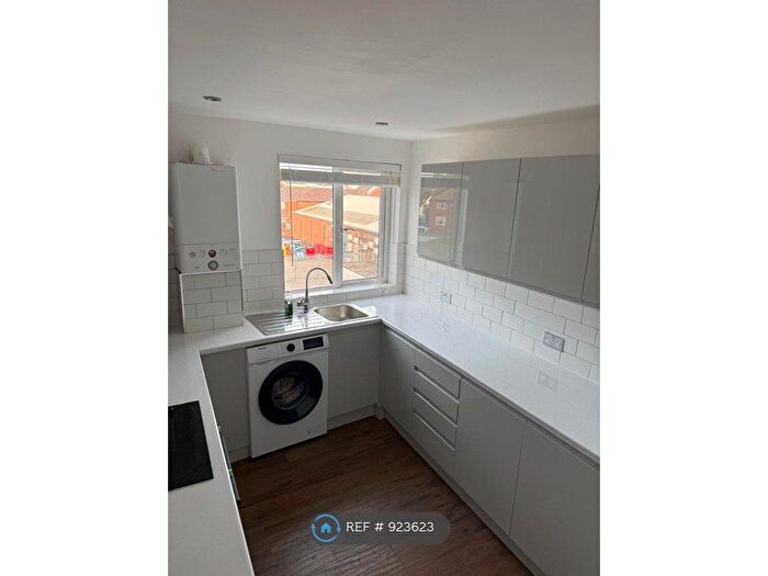 3 Bedroom Flat To Rent In Station Road, Beaconsfield, HP9