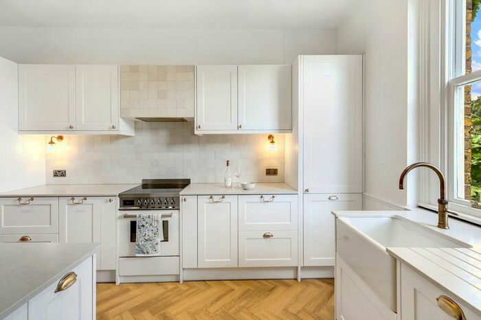 3 Bedroom Flat To Rent In Kelvedon Road, London, SW6