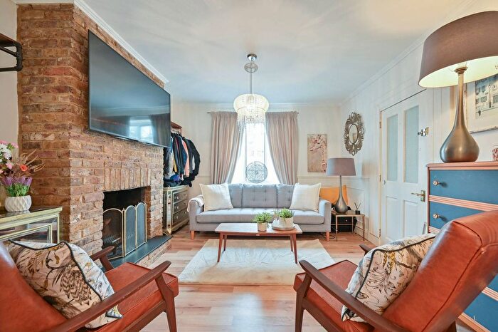 3 Bedroom Cottage For Sale In High Street, Bushey, WD23