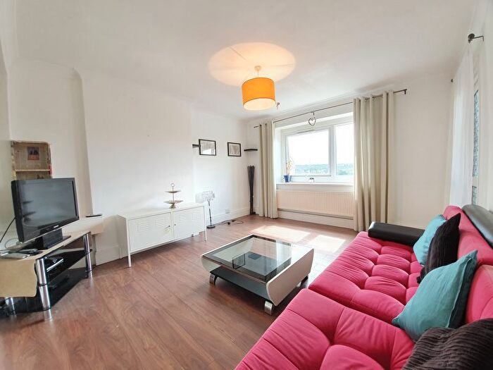 3 Bedroom Flat To Rent In High Trees, Haart House, London, SW2