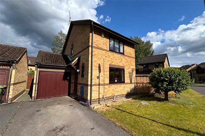 3 Bedroom Detached House For Sale In Newton Road, Farnborough, Hampshire, GU14