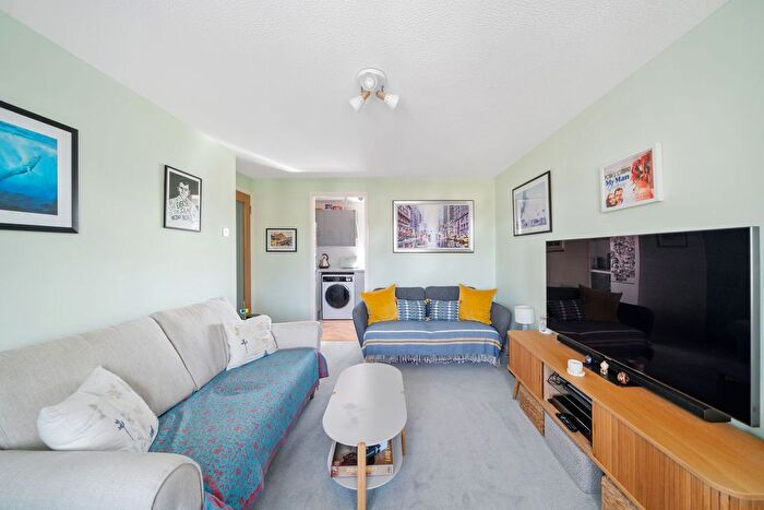 2 Bedroom Flat For Sale In Ashdown Way, London., SW17