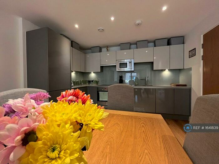 2 Bedroom Flat To Rent In Gaol Ferry Steps, Bristol, BS1