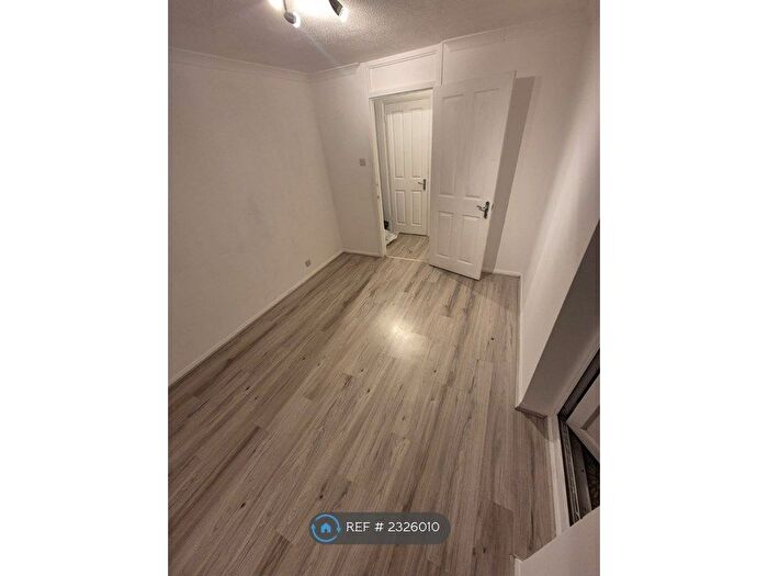 1 Bedroom Flat To Rent In Windsor Drive, High Wycombe, HP13