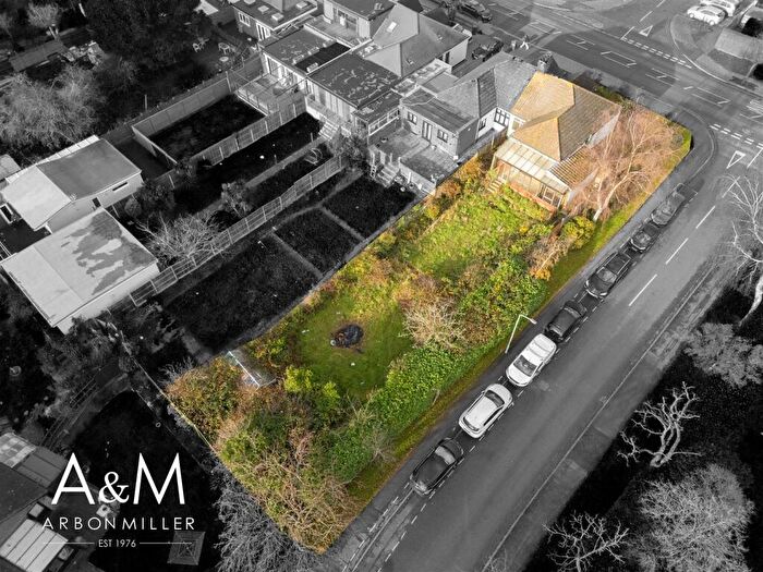 2 Bedroom Semi-Detached Bungalow For Sale In New North Road, Ilford, IG6