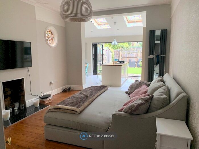 2 Bedroom Flat To Rent In Ground Floor, London, SW20