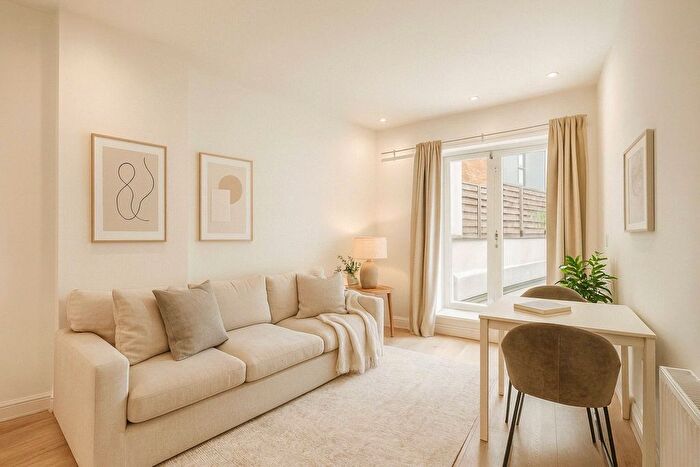 2 Bedroom Flat To Rent In Plough Road, SW11