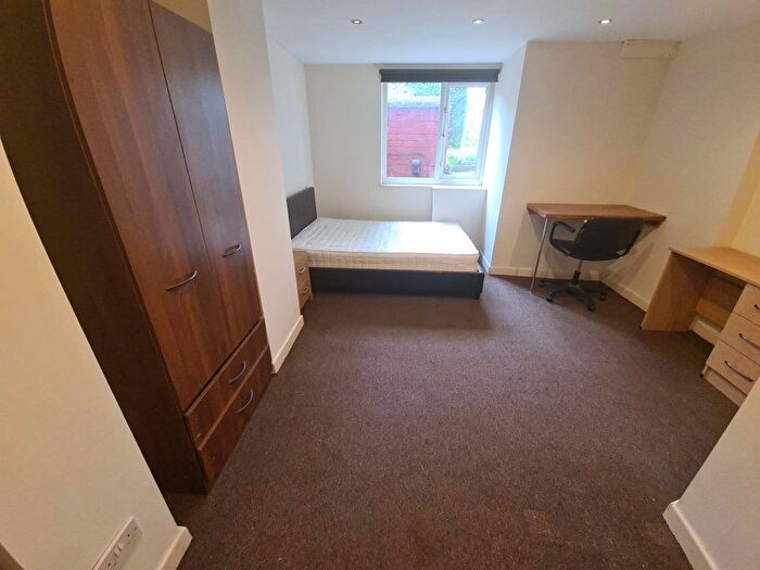 3 Bedroom Semi-Detached House To Rent In Knowle Terrace, Leeds, LS4