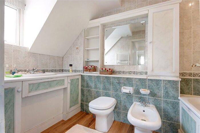 2 Bedroom Flat For Sale In Lime Tree Walk, Sevenoaks, Kent, TN13