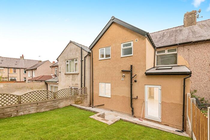 4 Bedroom Semi-Detached House To Rent In Cawthorne Avenue, Huddersfield, HD2