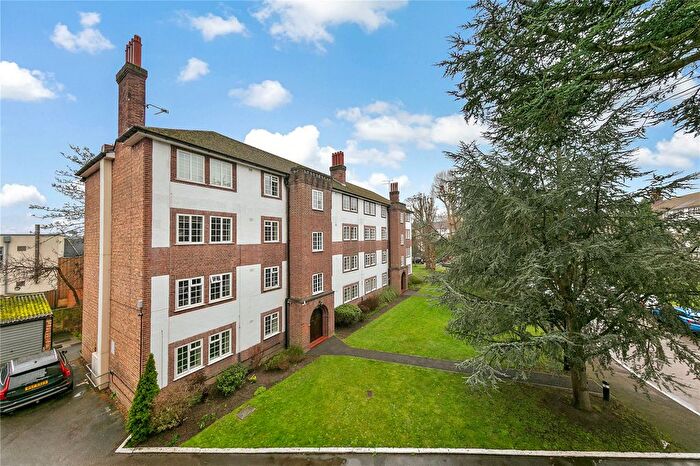2 Bedroom Flat For Sale In Kew Road, Kew, Surrey, TW9
