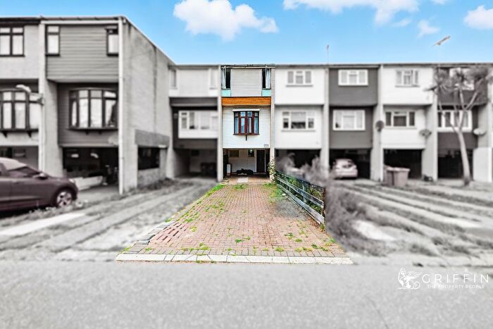 3 Bedroom Town House For Sale In Aluric Close, Grays, RM16