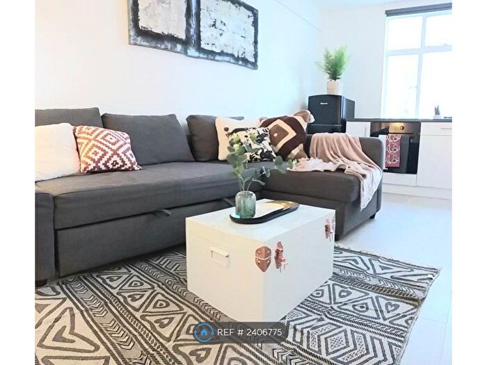 1 Bedroom Flat To Rent In Romney Court, London, W12