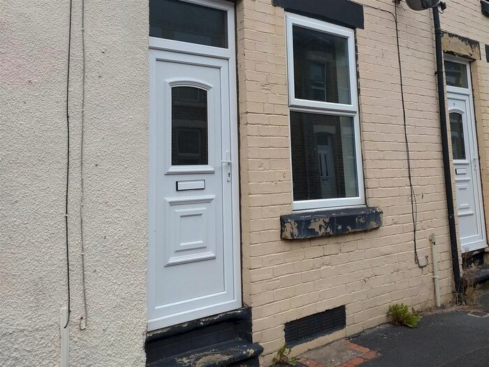 2 Bedroom Property To Rent In , Grosvenor Street Wakefield, Yorkshire, WF1