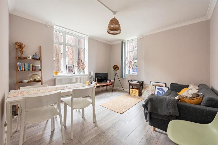 2 Bedroom Flat To Rent In Shacklewell Lane, Hackney, E8
