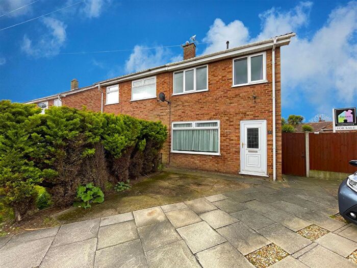 3 Bedroom Semi-Detached House For Sale In Lingcroft Close, Camblesforth, YO8