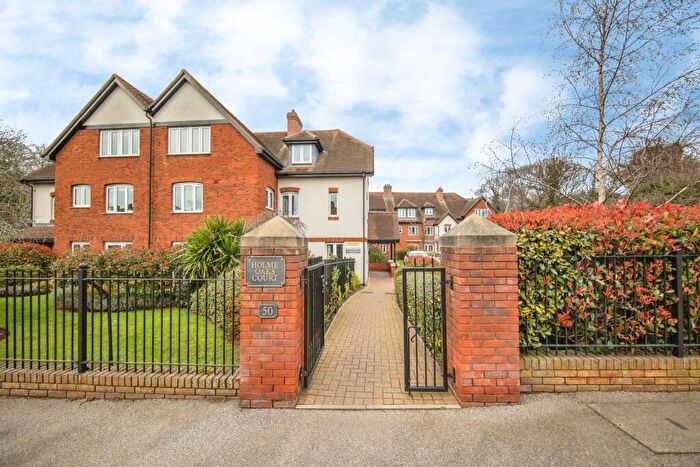 2 Bedroom Flat For Sale In Cliff Lane, Ipswich, IP3