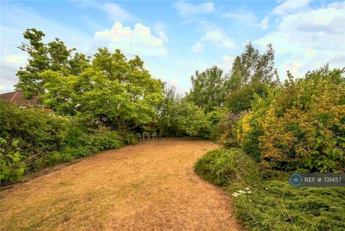 3 Bedroom Semi-Detached House To Rent In Pickhurst Lane, Bromley, BR2