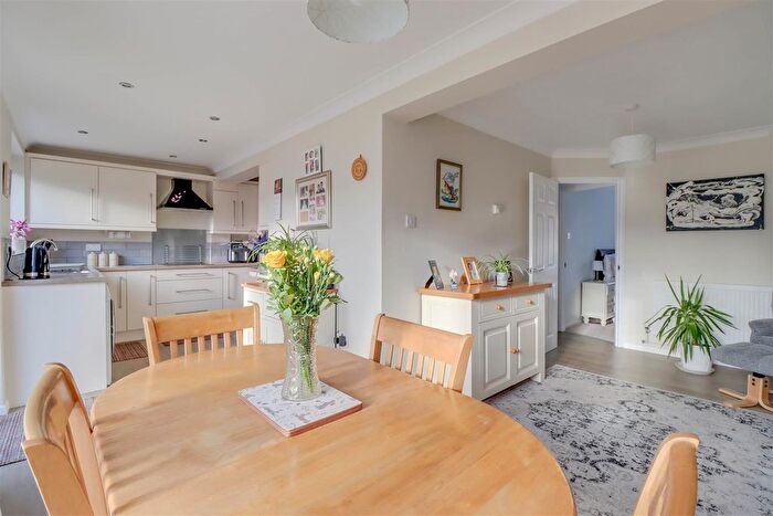 2 Bedroom Semi-Detached Bungalow For Sale In Laurel Avenue, Wickford, SS12