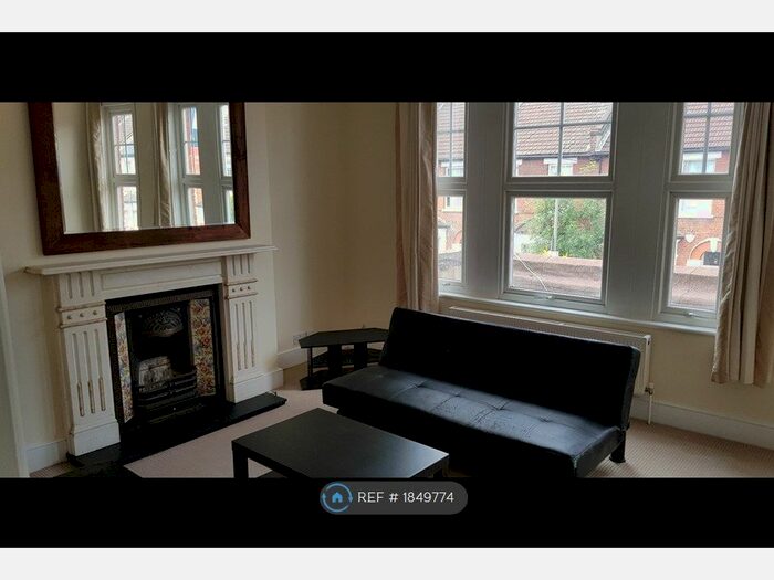 2 Bedroom Flat To Rent In Cavendish Road, London, SW12