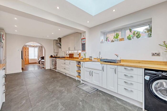 4 Bedroom End Of Terrace House For Sale In Juniper Way, Romford, RM3