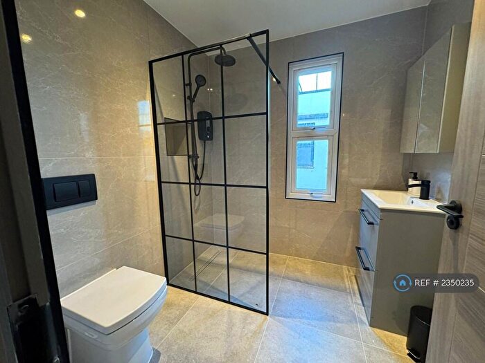 2 Bedroom Flat To Rent In Ballards Lane, London, N12