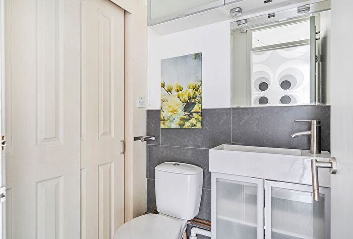 2 Bedroom Flat For Sale In Durdham Park, Bristol, Somerset, BS6