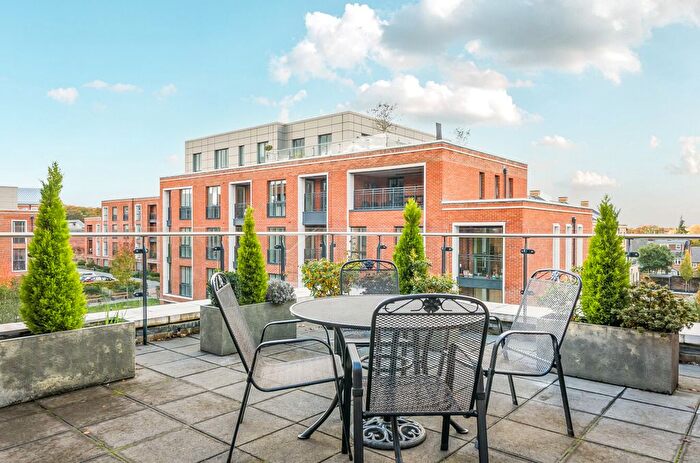 2 Bedroom Flat For Sale In Fellowes Rise, Winchester, Hampshire, SO22