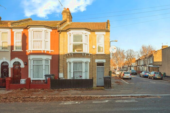 2 Bedroom Flat To Rent In Coppermill Lane, Walthamstow, London, E17