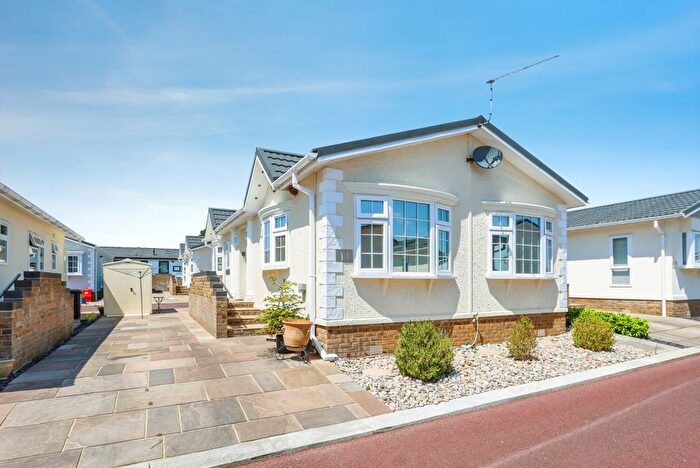 2 Bedroom Mobile/park Home For Sale In Organford, Poole, Dorset, BH16