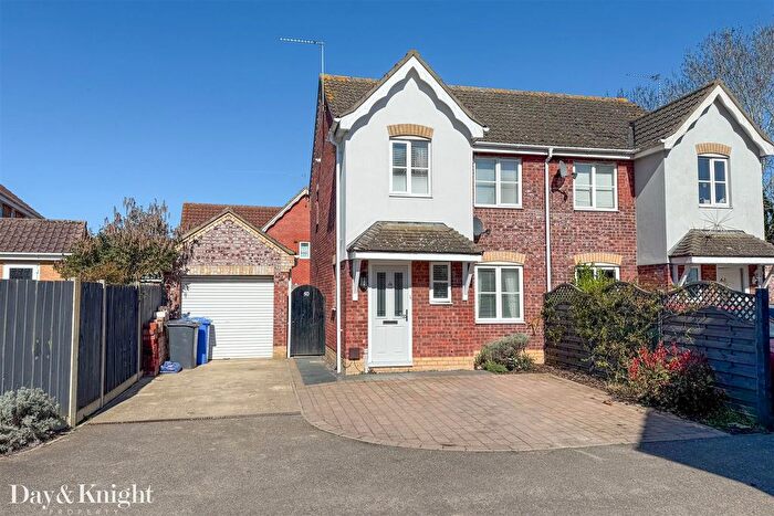 3 Bedroom Semi-Detached House For Sale In Cedar Drive, Worlingham, Beccles, NR34