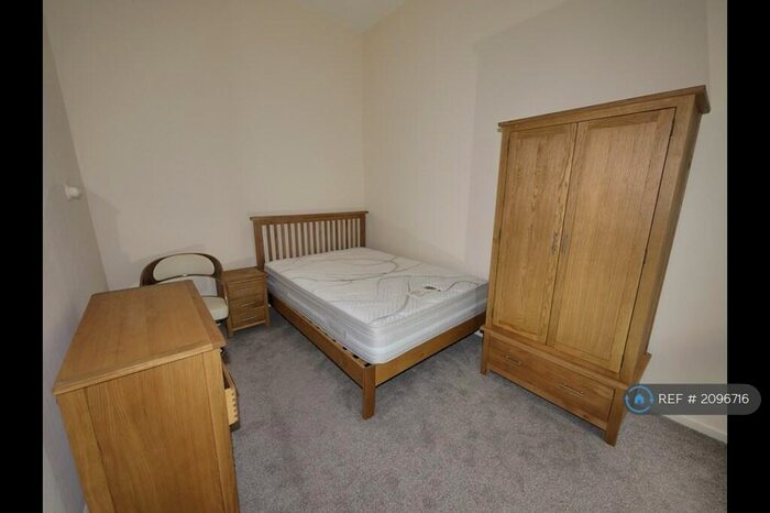 2 Bedroom Flat To Rent In North Hill Road, Leeds, LS6