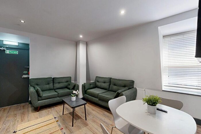 6 Bedroom Flat To Rent In Hoods Hideout, - Houndsgate, NG1