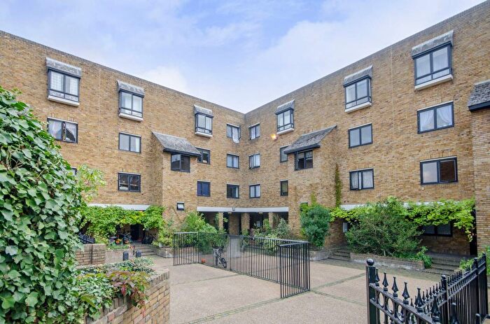 3 Bedroom Flat To Rent In Chesterton Square, South Kensington, London, W8