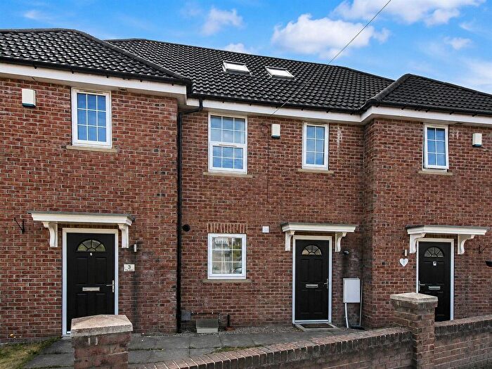 3 Bedroom Town House For Sale In The Dards, Cudworth, Barnsley, S72