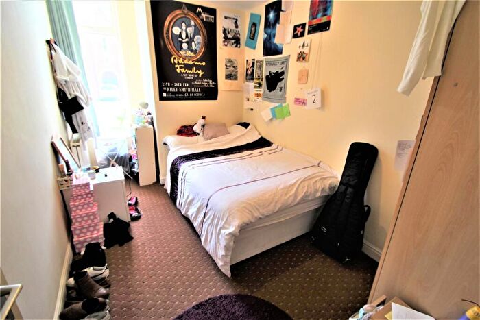 2 Bedroom Flat To Rent In North Hill Road, Leeds, LS6