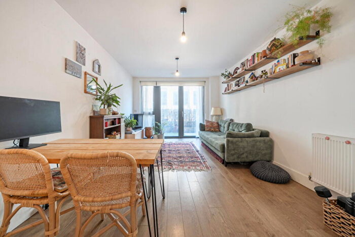 1 Bedroom Flat For Sale In Garden Flat, Harford Street, London, E1