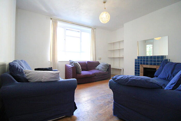 3 Bedroom Flat To Rent In Charles Square, London, N1