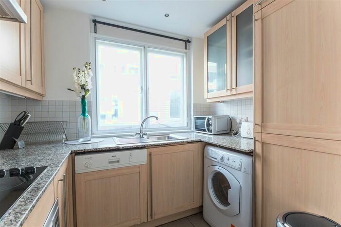2 Bedroom Flat To Rent In Bride Court, London, EC4Y