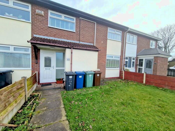 3 Bedroom Semi-Detached House To Rent In Kirklees Walk, Whitefield, Manchester, M45
