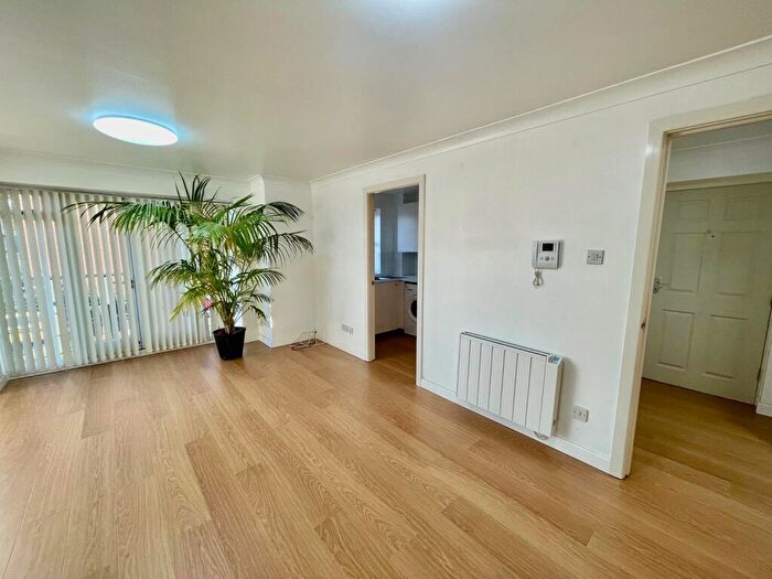 2 Bedroom Flat To Rent In Turlow Court, Leeds, West Yorkshire, LS9