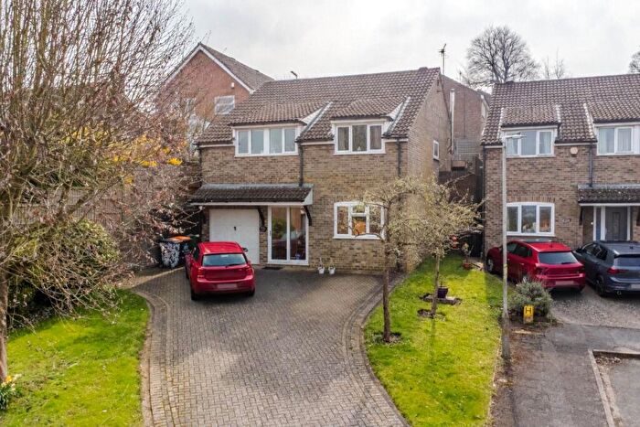 4 Bedroom Detached House For Sale In Royce Close, Dunstable, Bedfordshire, LU6