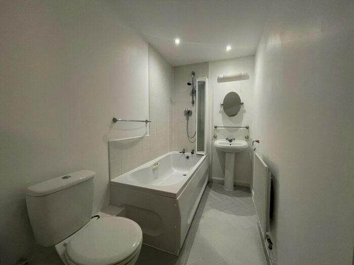 2 Bedroom Apartment To Rent In Byron Court, L25