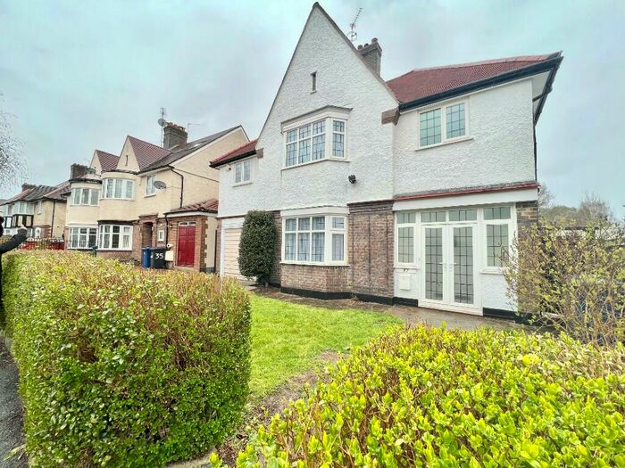 4 Bedroom Detached House To Rent In The Ridgeway, London, N3