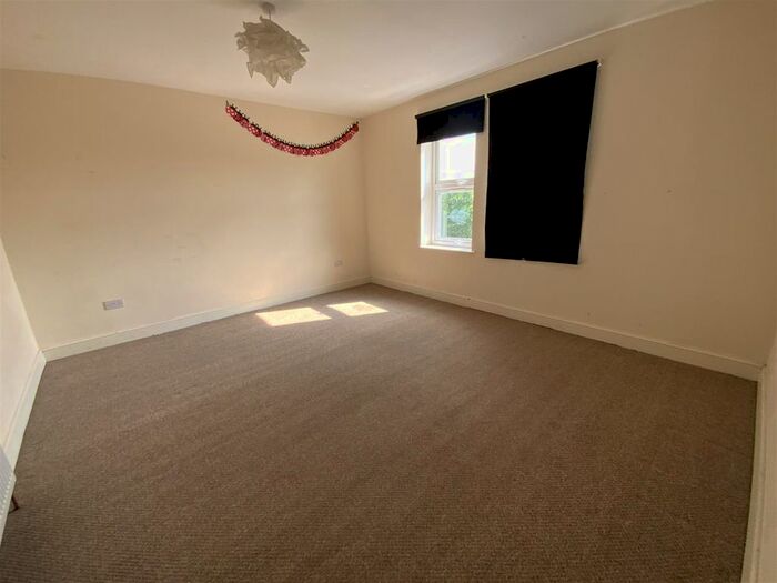 Studio To Rent In Doyle Road, London, SE25