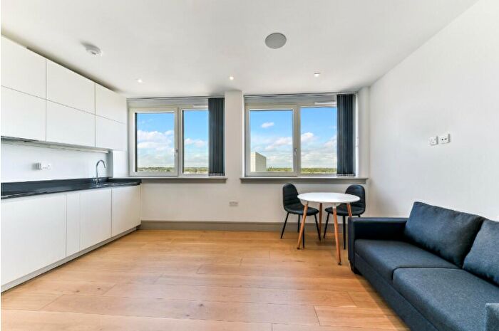 1 Bedroom Flat To Rent In Kingsway, London, N12