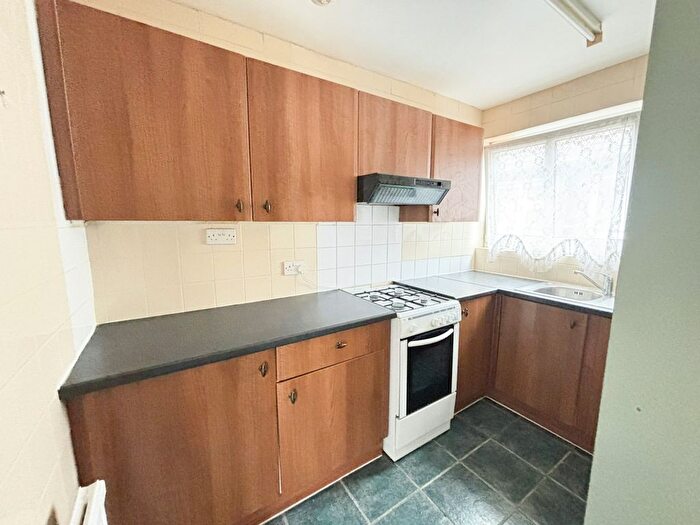 2 Bedroom Flat To Rent In Eton Road, Ilford, Essex, IG1