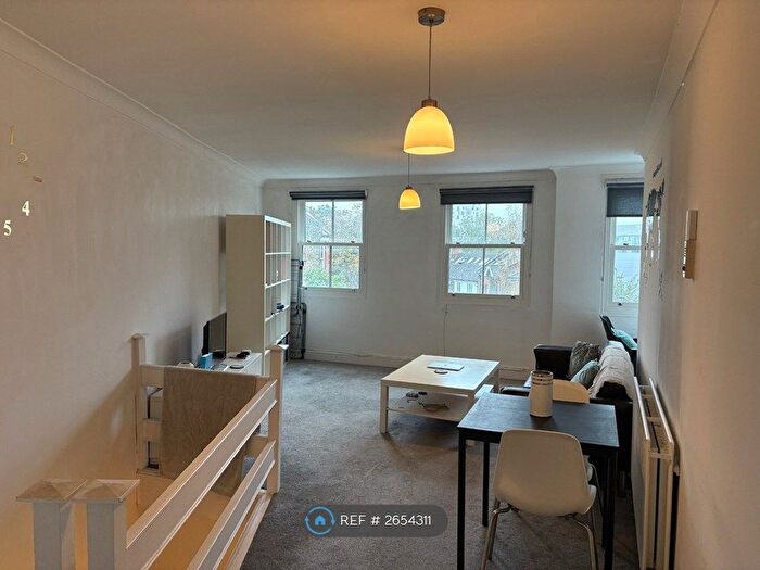 2 Bedroom Flat To Rent In Gauden Road, Clapham, London, SW4