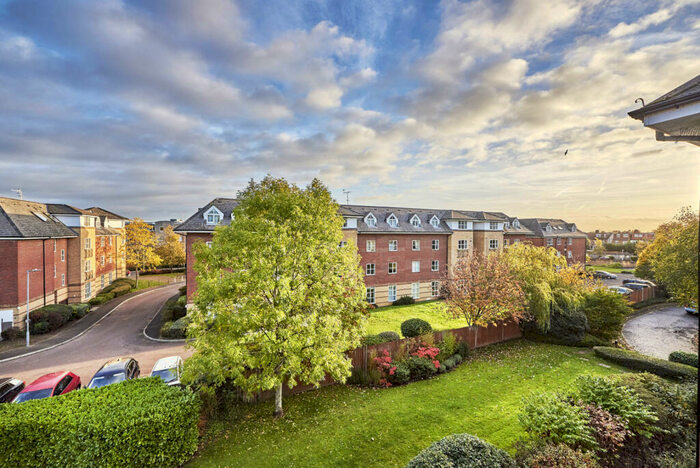 2 Bedroom Apartment To Rent In Park View Close, St. Albans, Hertfordshire, AL1