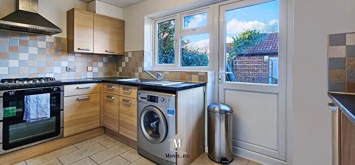 2 Bedroom End Of Terrace House For Sale In Avebury, Slough, SL1